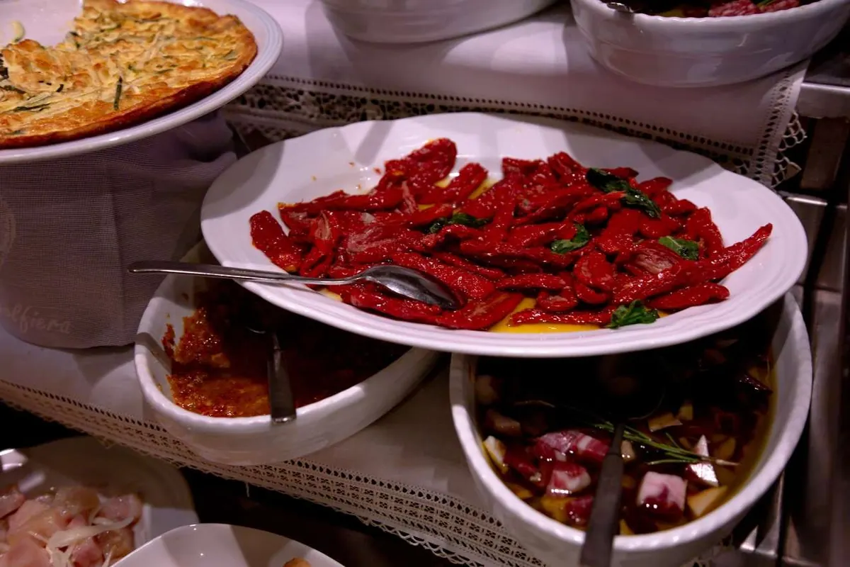 Peperoni e verdure al buffet degli antipasti