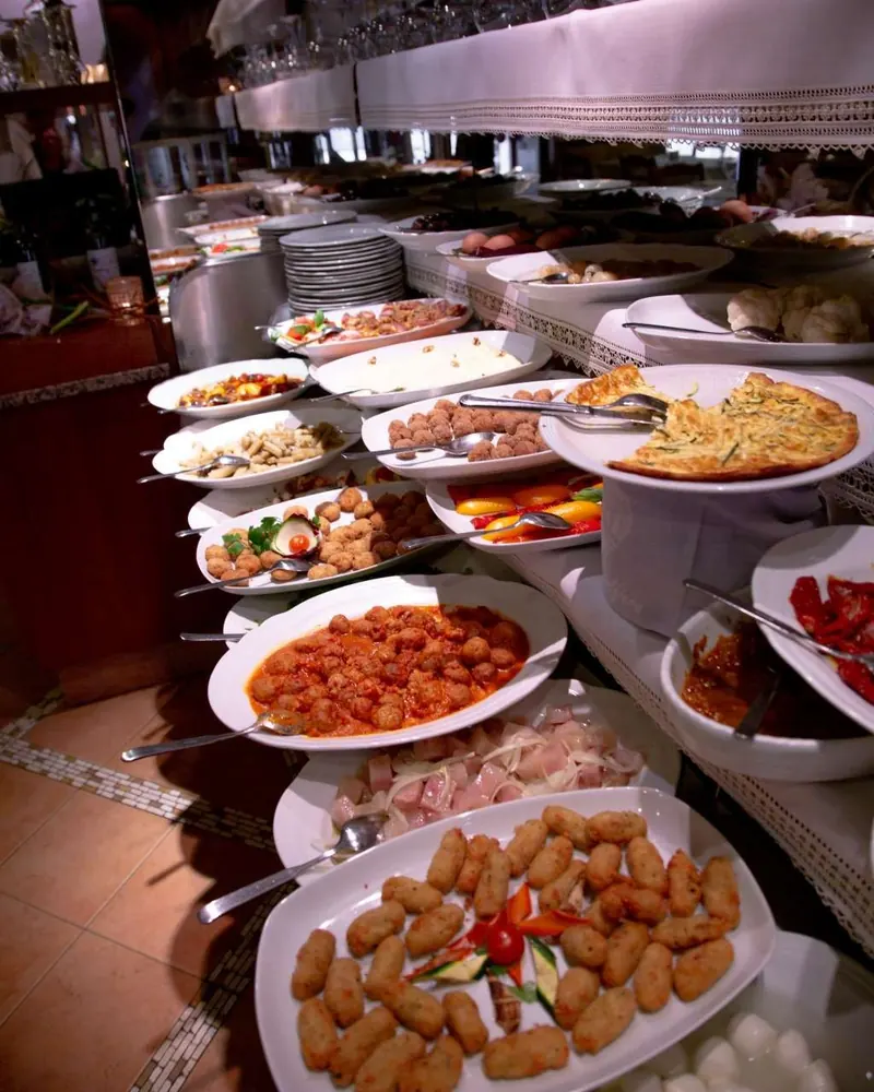 Il buffet degli antipasti visto dall’alto