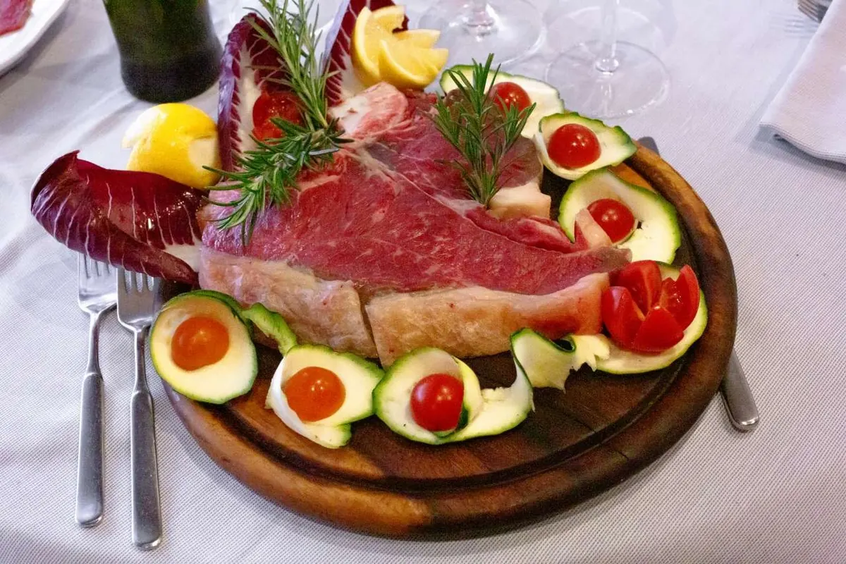 Bistecca servita sul tagliere di legno
