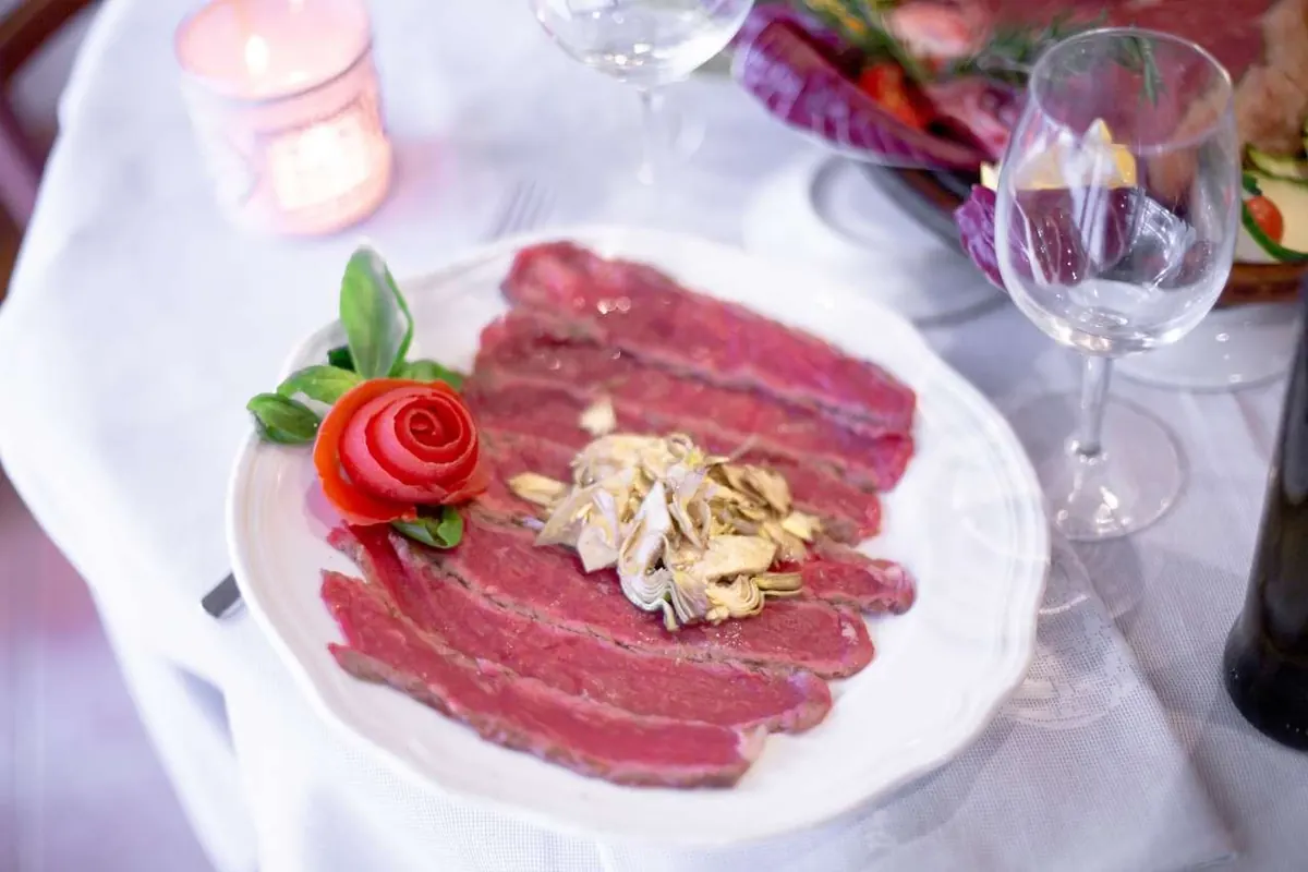 Carpaccio di manzo con rosa di pomodoro