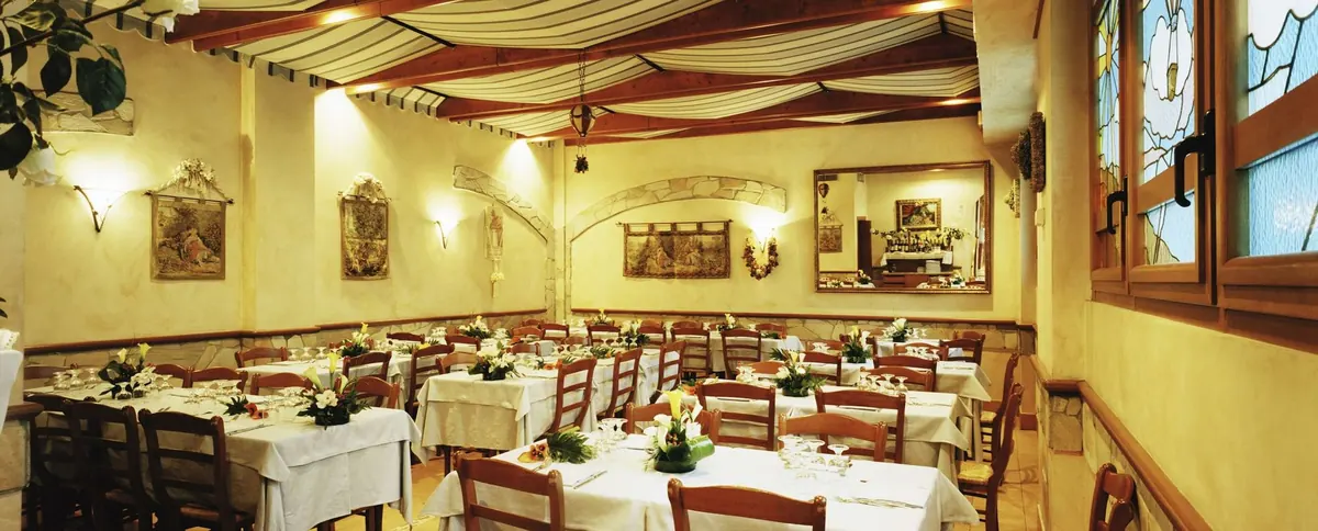 La sala del ristorante La Mongolfiera apparecchiata