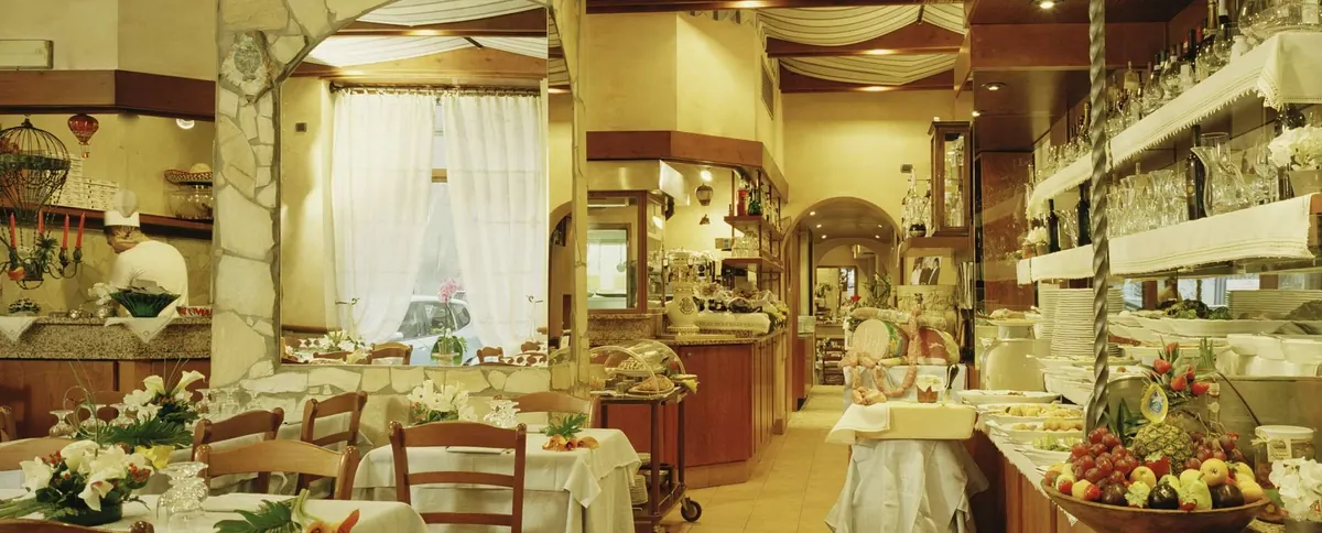 La sala con i tavoli apparecchiati e il buffet degli antipasti