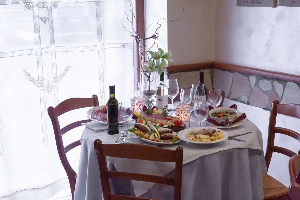 Un tavolo apparecchiato vicino alla finestra della sala